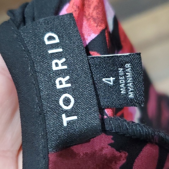 Torrid cold shoulder dusty purple floral rose pattern on black - Picture 6 of 7